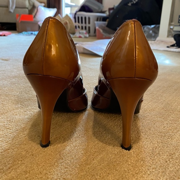 Stuart Weitzman Bronze Patent Heel - Picture 3 of 8